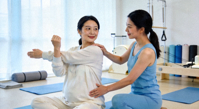 产后妈妈在教练指导下进行温和的恢复训练，动作舒缓