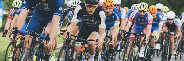 城市规划师正在讨论体育设施布局图